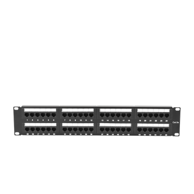 Panel de parcheo de impacto (110) UTP de 48 puertos Cat5e 19in, 2U con barra para organizar cable - Kompletum