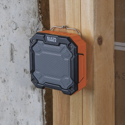 Bocina Portátil BLUETOOTH® con Imán y Gancho para Colgarse. Permite Altavoz Manos Libres con Micrófono Incorporado. - Kompletum