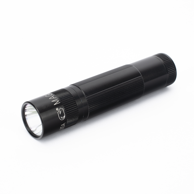 Linterna de Mano Maglite LED Ultrabrillante 200 lm. con 3 Funciones: Alto Poder, Modo Ahorro e Intermitente. Resistente a la Corrosión. - Kompletum