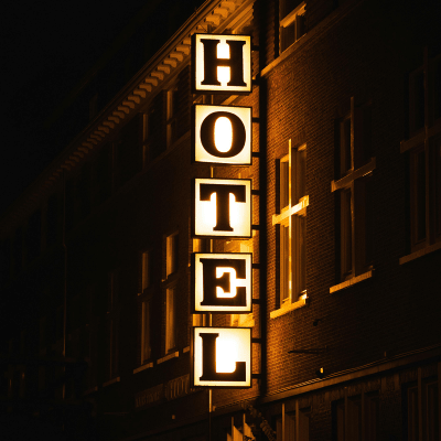 Módulo LED Resistente a Intemperie / 4500 Lúmenes / 110V / Luz Cálida 2 700 K / Hasta 20 Módulos en Serie / No Requiere Transformador. - Kompletum