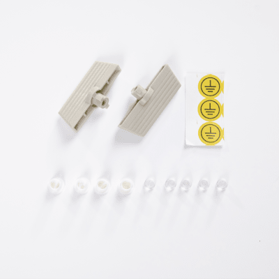 Kit Gabinete Ventilado de Acero IP55 Uso en Exterior (593 x 609 x 399 mm) con Placa Trasera Interior Metálica y Compuerta Inferior Atornillable. Incluye Ventilador, Ventilas, filtros, Montaje Rack 19", Terminal de Tierra Física, Chapas - Kompletum