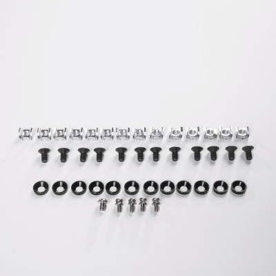 Kit Gabinete Ventilado de Acero IP55 Uso en Exterior (593 x 609 x 399 mm) con Placa Trasera Interior Metálica y Compuerta Inferior Atornillable. Incluye Ventilador, Ventilas, filtros, Montaje Rack 19", Terminal de Tierra Física, Chapas - Kompletum