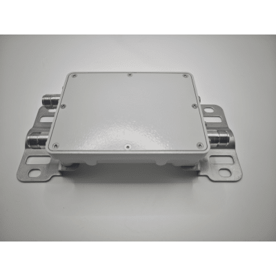 Combinador de Bandas de Dos Vías EP-COMB-2B / Rango de Frecuencia 698-960 MHz y 1710-2700 MHz / Bajo PIM / Alta Rechazo Fuera de Banda / Potencia Continua 300 W / Pico 800 W / Conectores N Hembra / IP40 - Kompletum