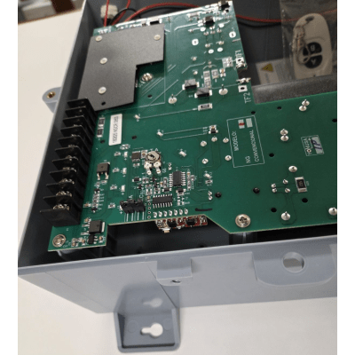 Energizador 12,000Volts-1Joule/ 2500Mts Lineales de Protección / Control Remoto Incluido / Cercas Electrificadas - Kompletum