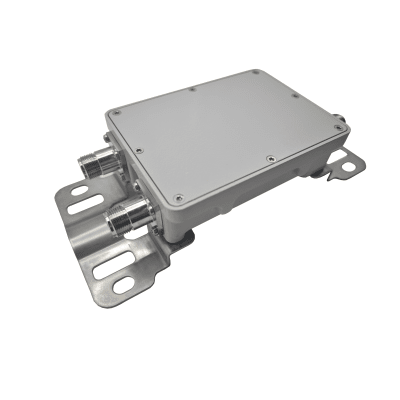 Combinador de Bandas de Dos Vías EP-COMB-2B / Rango de Frecuencia 698-960 MHz y 1710-2700 MHz / Bajo PIM / Alta Rechazo Fuera de Banda / Potencia Continua 300 W / Pico 800 W / Conectores N Hembra / IP40 - Kompletum